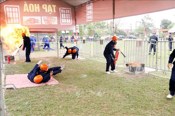 Các đội tham gia thi thực hành chữa cháy