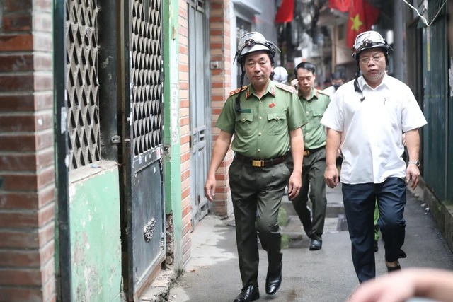 Thượng tướng trần quốc tỏ, thứ và trung tướng nguyễn hải trung có mặt tại hiện trường vụ cháy nhà trọ ở hà nội